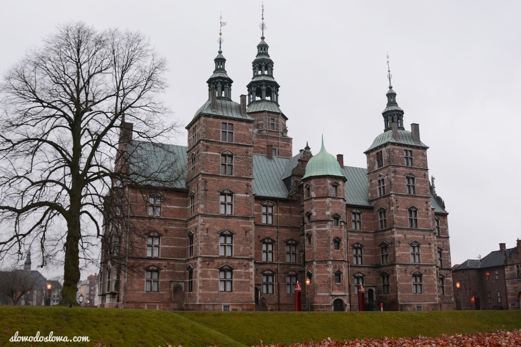 Rosenborg - dawny rezydencja królewska, otoczona parkiem Kongens Have - obecnie muzeum.