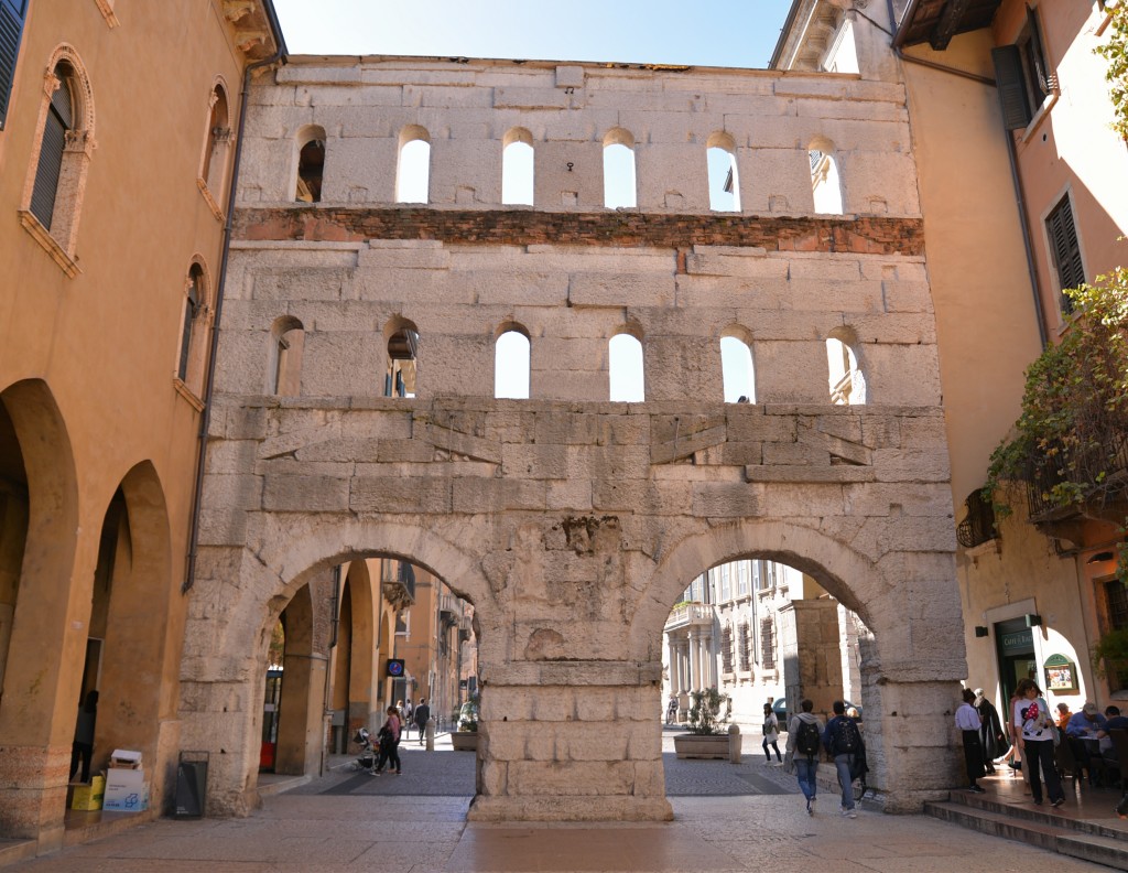 Porta dei Borsari - głowna brama do miasta