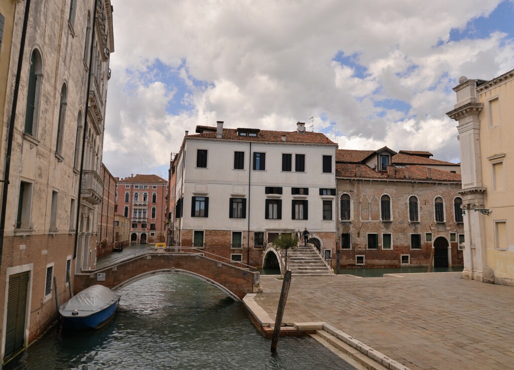 Wenecja - plac nad kanałem